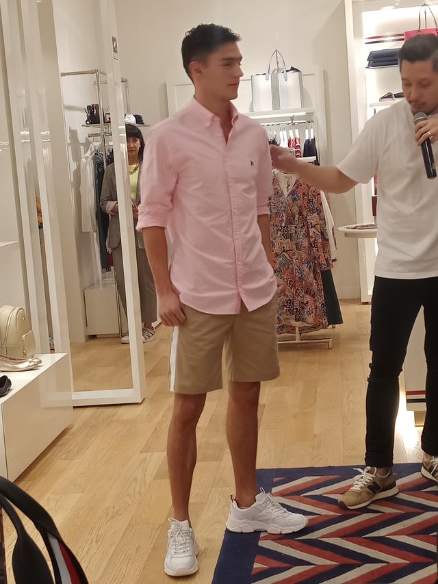 Gandeng Lewis Hamilton, Tommy Hilfiger Buat Koleksi yang Lebih Berwarna
