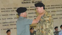 Panglima TNI Jenderal TNI Moeldoko saat memakaikan brevet pada Gubernur DKI Jakarta Basuki Tjahaja Purnama atau Ahok, Jakarta, Jumat (12/12/2014). (Liputan6.com/Herman Zakharia)