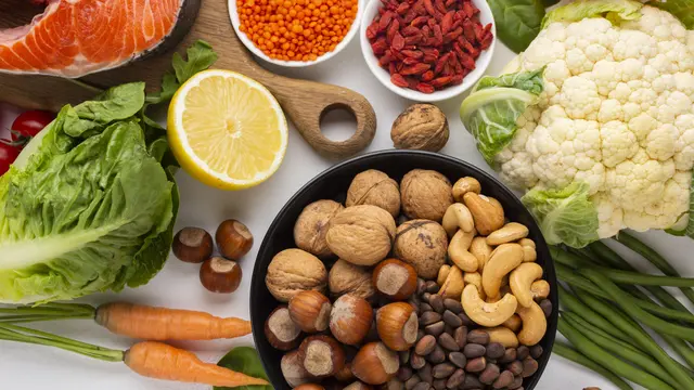 Mengonsumsi Makanan Kaya Nutrisi