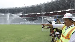 Menpora RI, Imam Nahrawi, melihat rumput lapangan saat meninjau SUGBK di Senayan, Jakarta, Selasa (8/8/2017). Renovasi SUGBK ditargetkan rampung pada bulan Oktober 2017. (Bola.com/M Iqbal Ichsan)