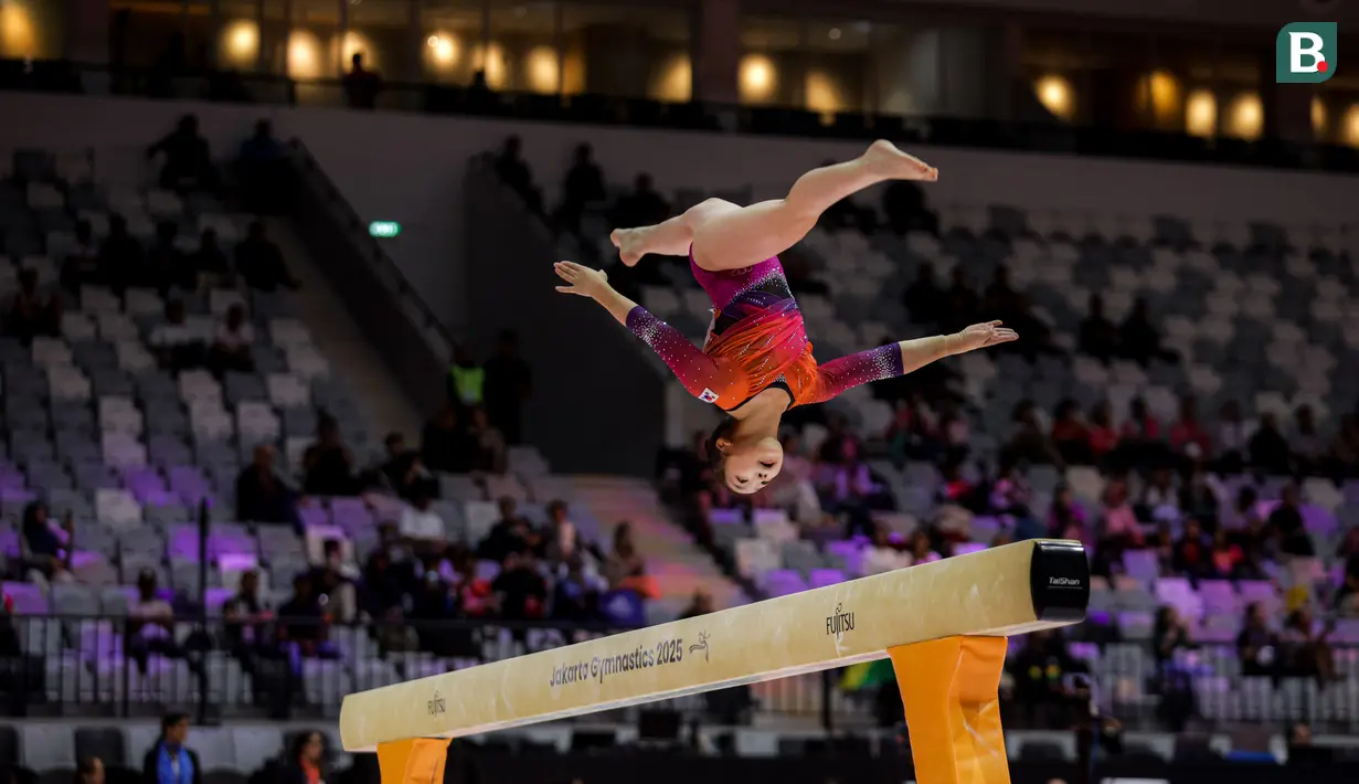 <p>Pesenam Jepang, Hwang Seohyun beraksi pada nomor balok keseimbangan dalam Kejuaraan Dunia Gimnastik 2025 di Indonesia Arena, Senayan, Jakarta, Senin (20/10/2025). (Bola.com/Bagaskara Lazuardi)</p>