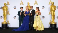 Aktor Leonardo DiCaprio (ketiga kiri) berpose dengfan para pemenang Oscar lainnya di 88 Academy Awards di Hollywood, California (28/2/2016). (REUTERS/Mario Anzuoni)