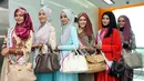 Sejumlah finalis Puteri Muslimah Indonesia berfoto usai mengunjungi kantor redaksi Liputan6.com, SCTV Tower, Senayan, Jakarta, Kamis (7/5/2015). (Liputan6.com/Panji Diksana)