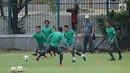 Pemain Timnas Indonesia, Andik Vermansyah (kiri) saat latihan di Lapangan A Senayan, Jakarta, Jumat (12/1). Ini merupakan latihan perdana Timnas Indonesia jelang menjamu Islandia di Stadion GBK, Minggu (14/1). (Liputan6.com/Helmi Fithriansyah)