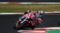 Pembalap Ducati Gresini Racing Enea Bastianini mengendarai sepeda motornya saat sesi latihan bebas MotoGP San Marino di sirkuit Misano, Jumat, 2 September 2022. (Filippo MONTEFORTE / AFP)