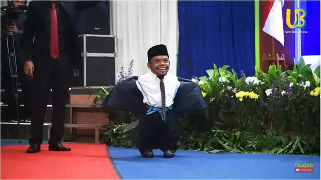 7 Potret Ucok Baba Datang ke Acara Wisuda Sekolah Putranya, Bikin Heboh