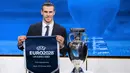 Gareth Bale berpose setelah Inggris dan Irlandia terpilih sebagai tuan rumah turnamen sepak bola Euro 2028 dalam acara pengumuman tuan rumah UEFA EURO 2028 dan 2032 di Markas Besar UEFA di Nyon, Swiss, Selasa, 10 Oktober 2023. (Jean-Christophe Bott/Keystone via AP)