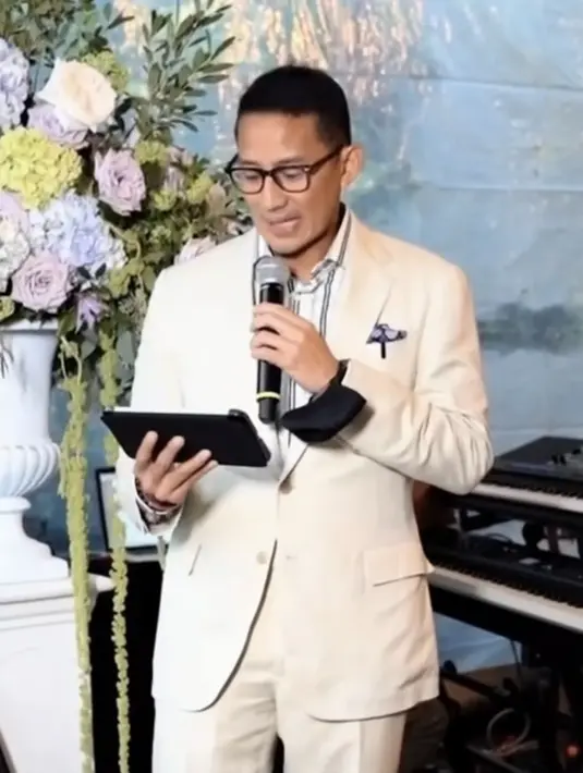 Sementara itu, Sandiaga Uno tampil dengan setelan jas warna putih, terdiri dari jas dan celana panjangnya. [@nurasiauno]