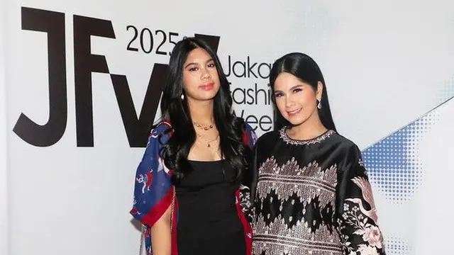 Almira Yudhoyono saat Dampingi Sang Ibundanya Annisa Pohan Hadir di Fashion Show. [@annisayudhoyono]