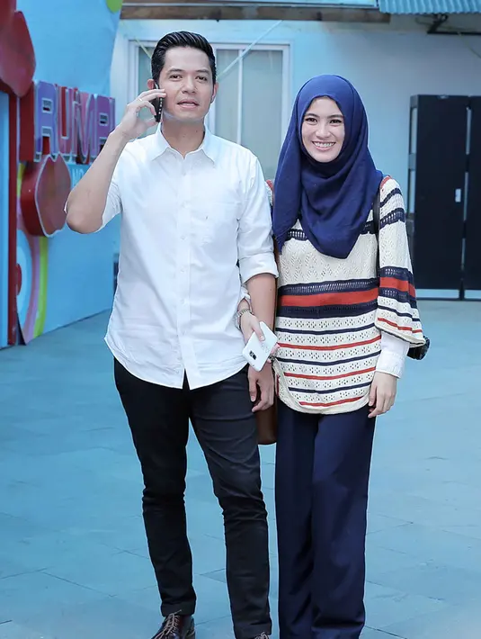 Pemerintah ada wacana untuk memberlakukan pajak endorse pada selebriti yang sering mendapat endorse. Sebagai warga negara, baik Dude dan istri siap patuh dan taat. (Deki Prayoga/Bintang.com)