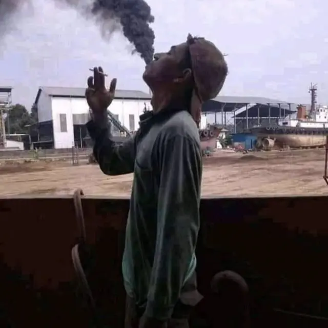 6 Aksi Nyeleneh Cara Orang Merokok Ini Bikin Tepuk Jidat
