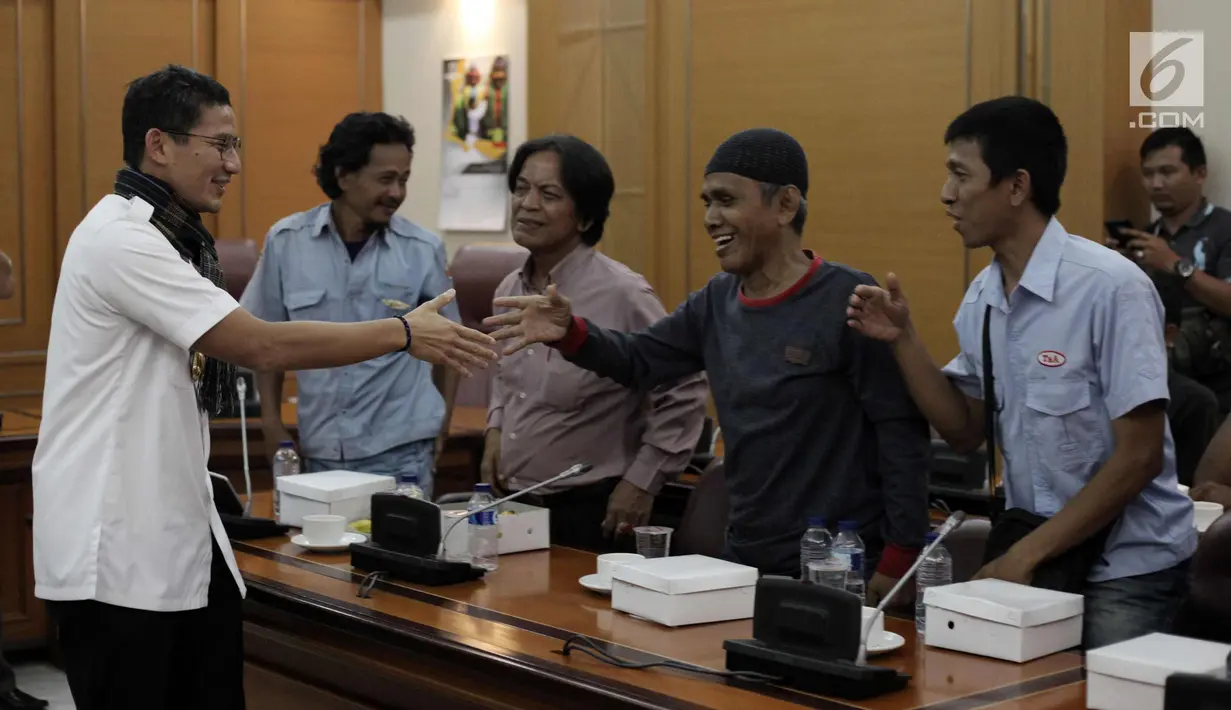 Wakil Gubernur DKI Jakarta Sandiaga Uno bersalaman dengan perwakilan sopir angkot di Balai Kota, Jakarta, Rabu (31/1). Turut hadir dalam rapat itu Walikota Jakpus Mangara Pardede, Kepala Satpol PP DKI Yani Wahyu Purwoko. (Liputan6.com/Arya Manggala)