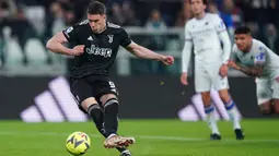 Pemain Juventus Dusan Vlahovic melakukan tendangan penalti saat melawan Sampdoria pada pertandingan sepak bola Serie A Liga Italia di Juventus Stadium, Turin, Italia, 12 Maret 2023. Juventus mengalahkan Sampdoria dengan skor 4-2. (Spada/LaPresse via AP)