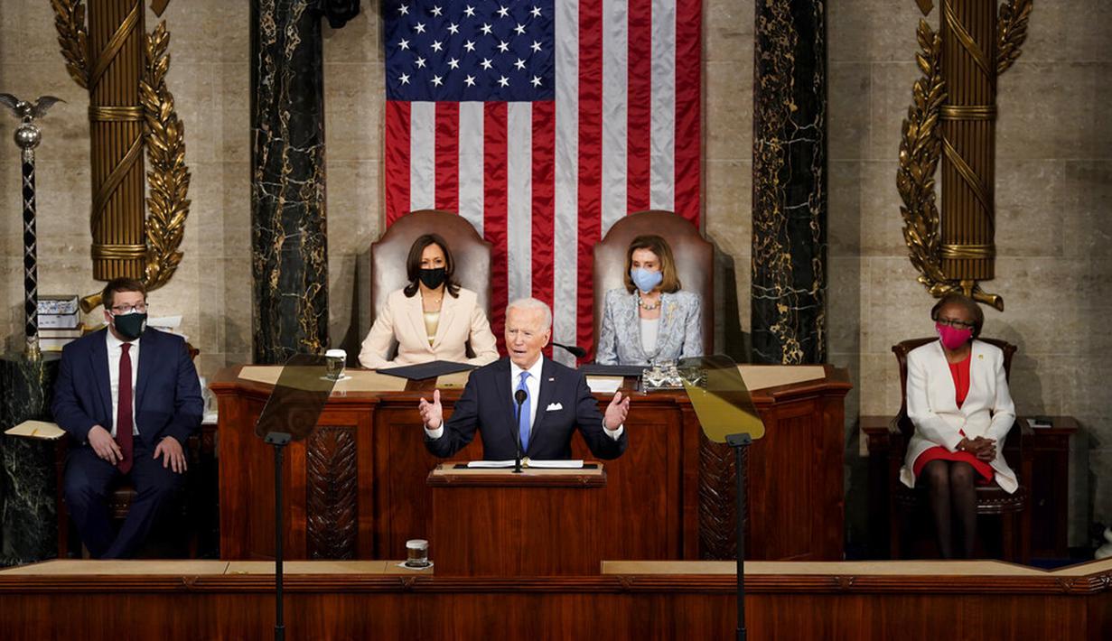 Presiden Joe Biden berpidato didampingi Wakil Presiden Kamala Harris dan Ketua DPR Nancy Pelosi di Kongres, US Capitol, Washington, Amerika Serikat, Rabu (28/4/2021). Pidato pertama Joe Biden di depan Kongres kali ini khusus hanya untuk undangan. (Doug Mills/The New York Times via AP, Pool)
