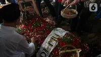 Sejumlah tokoh juga terlihat hadir dalam prosesi pemakaman siang ini. Antara lain mantan Jenderal TNI Gatot Nurmantyo, mantan Menteri Agama Lukman Hakim Saifuddin, dan pengamat politik Rocky Gerung. (Liputan6.com/Herman Zakharia)