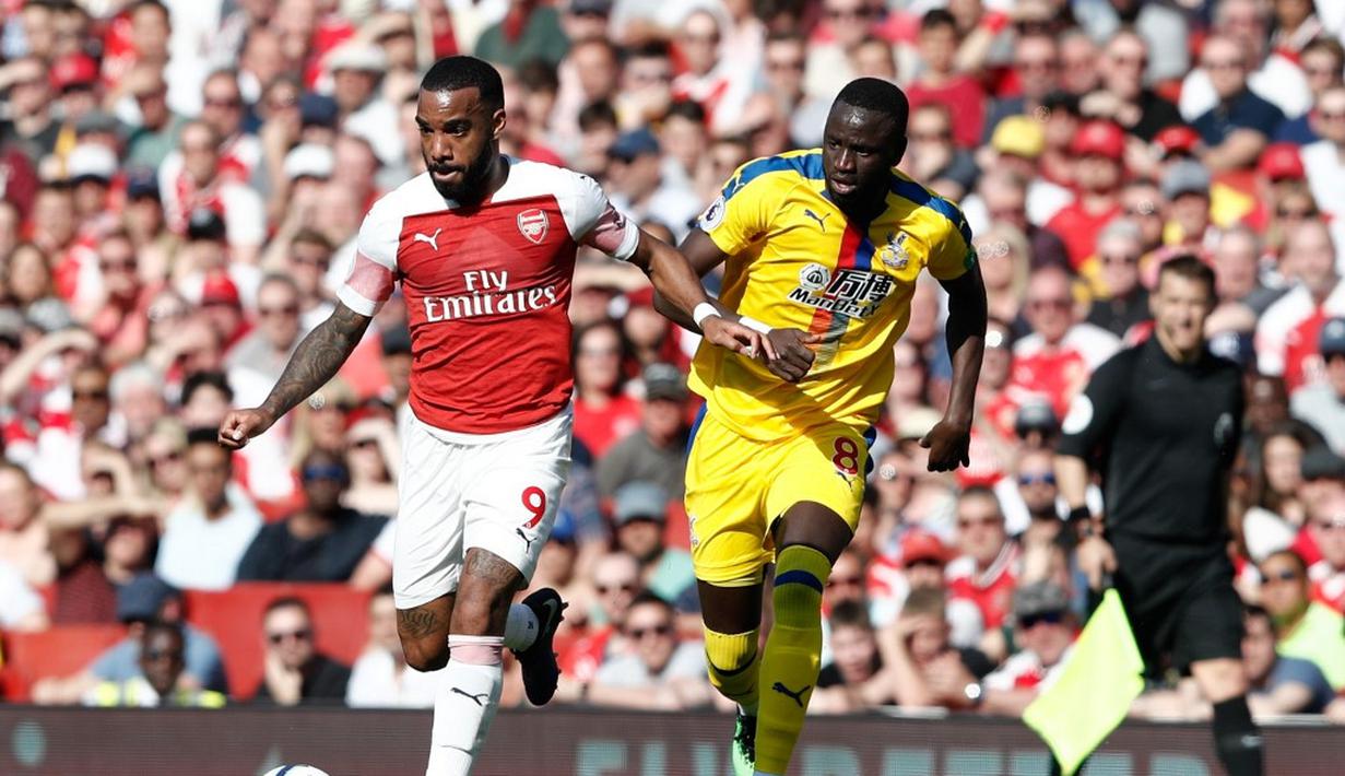 Bomber Arsenal, Aleksandre Lazacatte lepas dari kawalan pemain Crystal Palace pada laga lanjutan Premier League yang berlangsung di Stadion Emirates, Minggu (21/4). Arsenal kalah 2-3 kontra Crystal Palace. (AFP/Adrian Dennis)