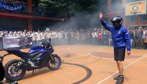 Toprak Razgatlioglu kembali hadir di Indonesia dengan status sebagai pebalap MotoGP setelah meninggalkan Superbike. Dia kini membela tim Prima Pramac Yamaha dan bakal membalap di MotoGP 2026 dengan status rookie. (Bola.com/M Iqbal Ichsan)