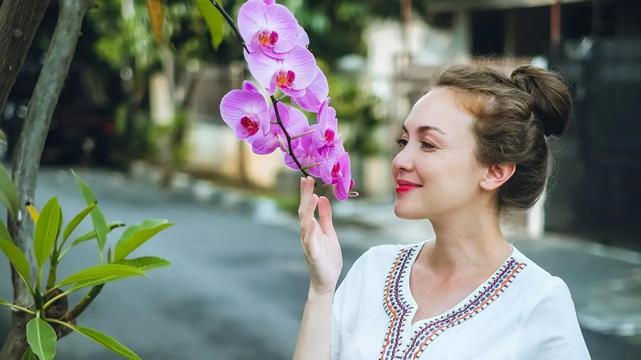 Hamil 7 Bulan, Ini 7 Potret Terbaru Rianti Cartwright Pamer Baby Bump