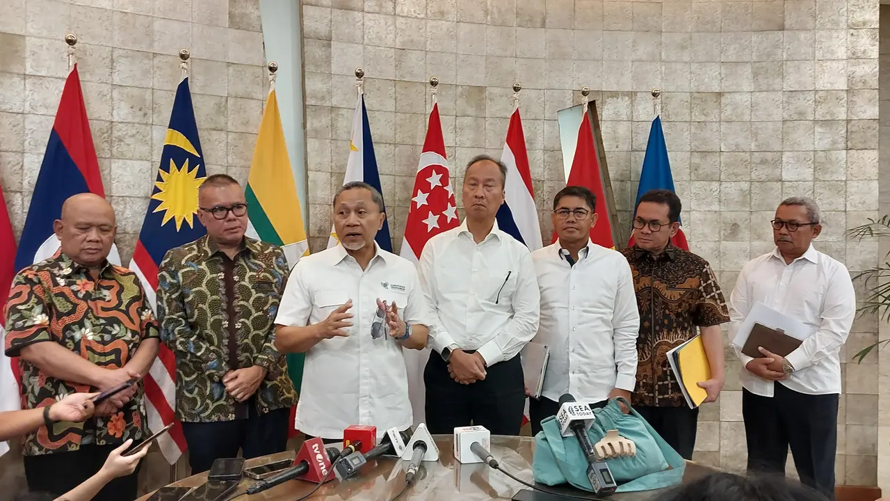 Menteri Perdagangan (Mendag) Zulkifli Hasan bertemu dengan Menteri Perindustrian (Menperin) Agus Gumiwang Kartasasmita di Kantor Kementerian Perdagangan, Jumat (19/7/2024). (Arief/Liputan6.com)