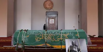 Setelah keluar dari Rumah Sakit Pondok Indah, Bintaro Tangerang Selatan, jenazah Yockie Suryo Prayogo langsung di salatkan di Masjid Bani Umar. (Adrian Putra/Bintang.com)