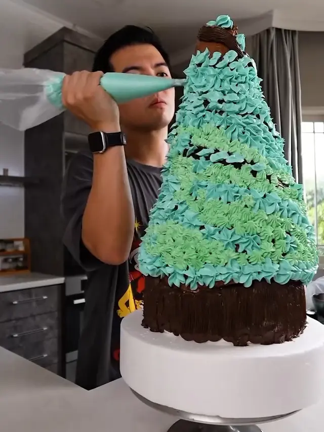 Bikin Kue Pohon Natal Ukuran Besar, Nicky Tirta Banjir Pujian dari Netizen
