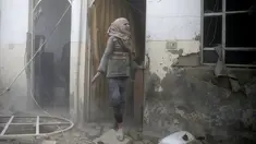 Seorang anak perempuan yang terluka meminta pertolongan usai terjadi serangan udara yang menghancurkan rumahnya di kawasan Douma, Damaskus, Suriah (7/11). Serangan ini menelan korban warga sipil yang sebagian besar anak-anak. (Reuters/Bassam Khabieh)