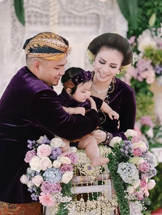 Momo Geisha tampil ala keluarga bangsawan raja dengan kebaya beledu warna ungu dan sanggul tradisional ala perempuan Jawa. (Foto: Instagram @therealmomogeisha)