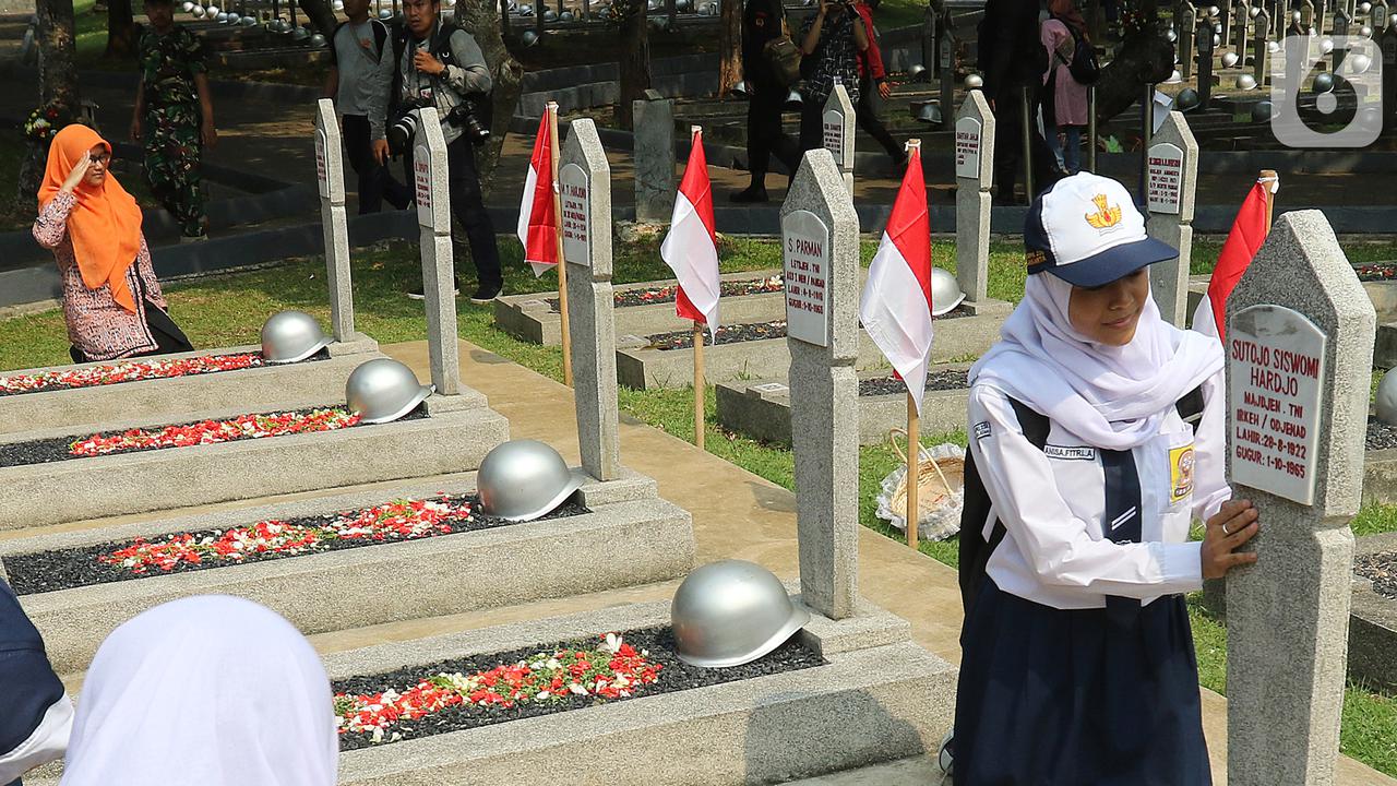 Para Pelajar Ziarah dan Tabur Bunga di TMPN Kalibata