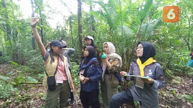 Puluhan pelajar dan mahasiswi saat praktek konservasi alam di TNGGP Kabupaten Sukabumi (Liputan6.com/Istimewa).