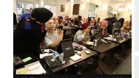 Disabilitas bernama Laninka Siamiyono, merupakan penggagas gerakan 1.000 listik dan membuka kelas make up untuk difabel. (BBC Indonesia)