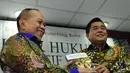 Ade Komaruddin memberikan buku karyanya kepada Syarif Hasan, Jakarta, Senin (29/9/2014) (Liputan6.com/Andrian M Tunay)
