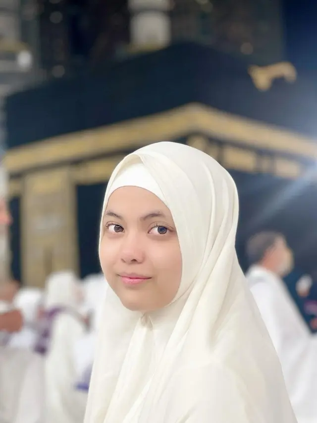 7 Momen Putri Isnari Jalani Umroh, Penampilan Bercadarnya Curi Perhatian