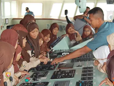 Citizen6, Jakarta: KRI BAC-593 menerima kunjungan SDIT Darul Abidin, Jalan Karet Hijau/29 Beji Depok serta Sekolah Alam Cikeas, Jalan Letda Nasir Kompleks Puri Cikeas di Dermaga Kolinlamil, Jakarta Utara, Selasa (23/10). (Pengirim: Dispenkolinlamil). 