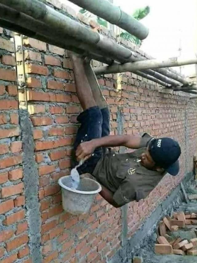 6 Aksi Kuli Bangunan Kerja Posisi Terbalik Ini Nyeleneh, Atraktif