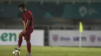 Gelandang Timnas Indonesia, Syahrian Abimanyu, bersiap melakukan kick-off saat melawan China pada laga PSSI 88th U-19 di Stadion Pakansari, Jawa Barat, Selasa (25/9/2018). (Bola.com/Vitalis Yogi Trisna)