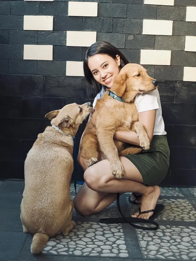 Potret Anggika Bolsterli dan anjing adopsinya (Sumber:Instagram/anggikabolsterli)