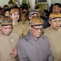 Para pria, baik dari pihak lelaki maupun wanita juga mengenakan busana beskap seperti yang dikenakan Gibran. (Galih W. Satria/Bintang.com)