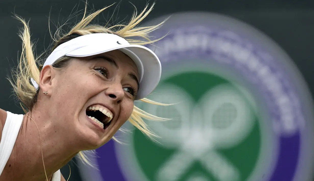 Ekspresi petenis Rusia, Maria Sharapova, saat berlaga melawan Timea Bacsinszky (Swiss) di pertandingan tenis tunggal putri Wimbledon, London, (26/6/2014). (REUTERS/Toby Melville)