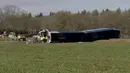 Tim SAR terlihat berada di dekat kereta yang tergelincir sesaat setelah menabrak crane (derek) di Dalfsen, Belanda, Selasa (23/2). Kecelakaan itu menewaskan sang masinis dan melukai empat pengemudi mobil yang berada di dekat lokasi kejadian. (REUTERS/NOS)