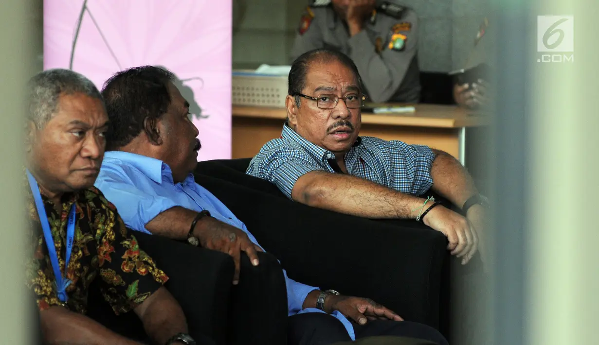 Anggota DPR RI dari Fraksi Partai Golkar Melchias Marcus Mekeng (kanan) berada di ruang tunggu sebelum menjalani pemeriksaan di Gedung KPK, Rabu (8/5/2019). Melchias Marcus Mekeng diperiksa sebagai saksi dalam kasus dugaan korupsi e-KTP dengan tersangka Markus Nari. (merdeka.com/Dwi Narwoko)