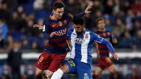 Lionel Messi (kiri) berebut bola dengan bek Espanyol, Alvaro Gonzalez, pada pertandingan Piala Raja Spanyol, Kamis (14/1/2016) dini hari WIB. (Reuters/Sergio Perez).