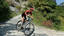 Rohit Thakur dari India bersaing dalam lomba sepeda gunung Himalaya MTB di dekat Mandi, Himachal Pradesh, India utara (4/10). Lomba ini berlangsung selama delapan tahap di kaki pegunungan Himalaya. (AFP Photo/Sajjad Hussain)