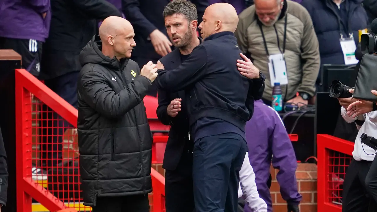 Michael Carrick (tengah) dan Arne Slot (kanan) bersalaman usai laga Manchester United vs Liverpool di pekan ke-35 Liga Inggris 2025/2026 di Old Trafford, Minggu (03/05/2026) malam WIB.