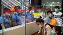 Penumpang terlihat di Stasiun Kereta Api Beijing di Beijing, China (18/6/2020). Menyusul peningkatan tanggap darurat COVID-19  dari Level III ke Level II di Beijing, Stasiun Kereta Api Beijing melakukan langkah-langkah ketat untuk mengendalikan penyebaran  COVID-19. (Xinhua/Chen Zhonghao)