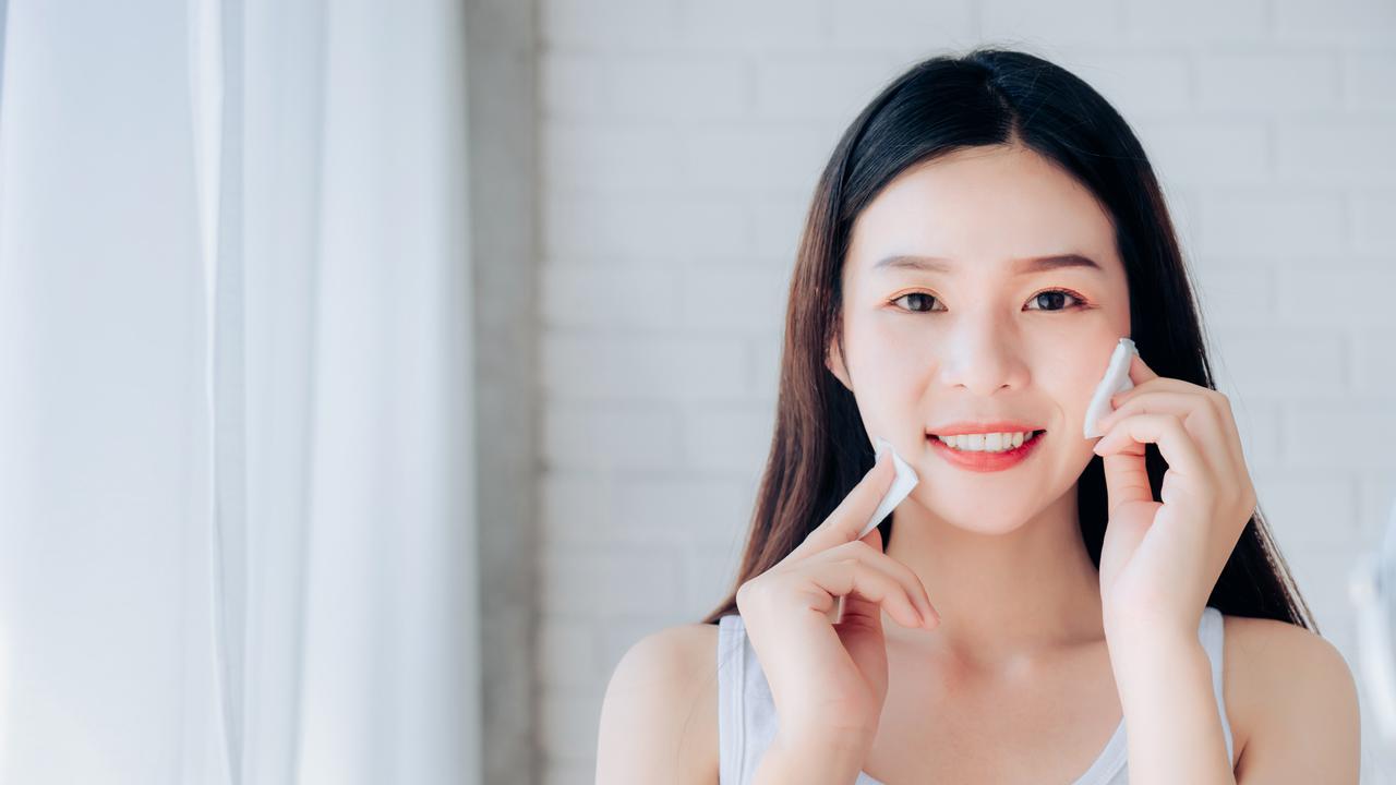 Suka banget sih waktu menggunakan makeup karena merasa cantik maksimal. (c)shutterstock