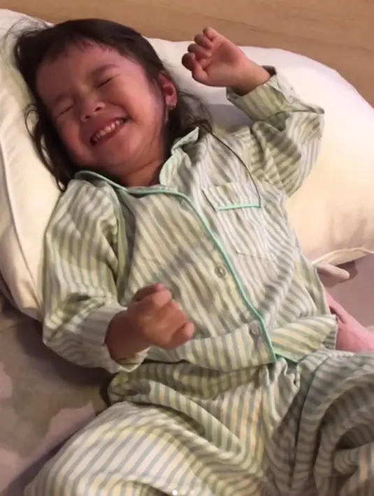 Terlihat dari video singkat yang diunggah Gisel di akun Instagramnya, Gempi tetap menunjukan aksinya yang menggemaskan. Tak henti ia tertawa dengan geli karena habis minum obat. (Instagram/gisel_la)