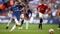 Penyerang Chelsea, Eden Hazard, melepaskan tendangan penalti saat melawan Manchester United pada laga final Piala FA 2017-2018 di Stadion Wembley, Sabtu (19/5/2018). Chelsea menang 1-0 atas Manchester United. (AP/Nick Potts)