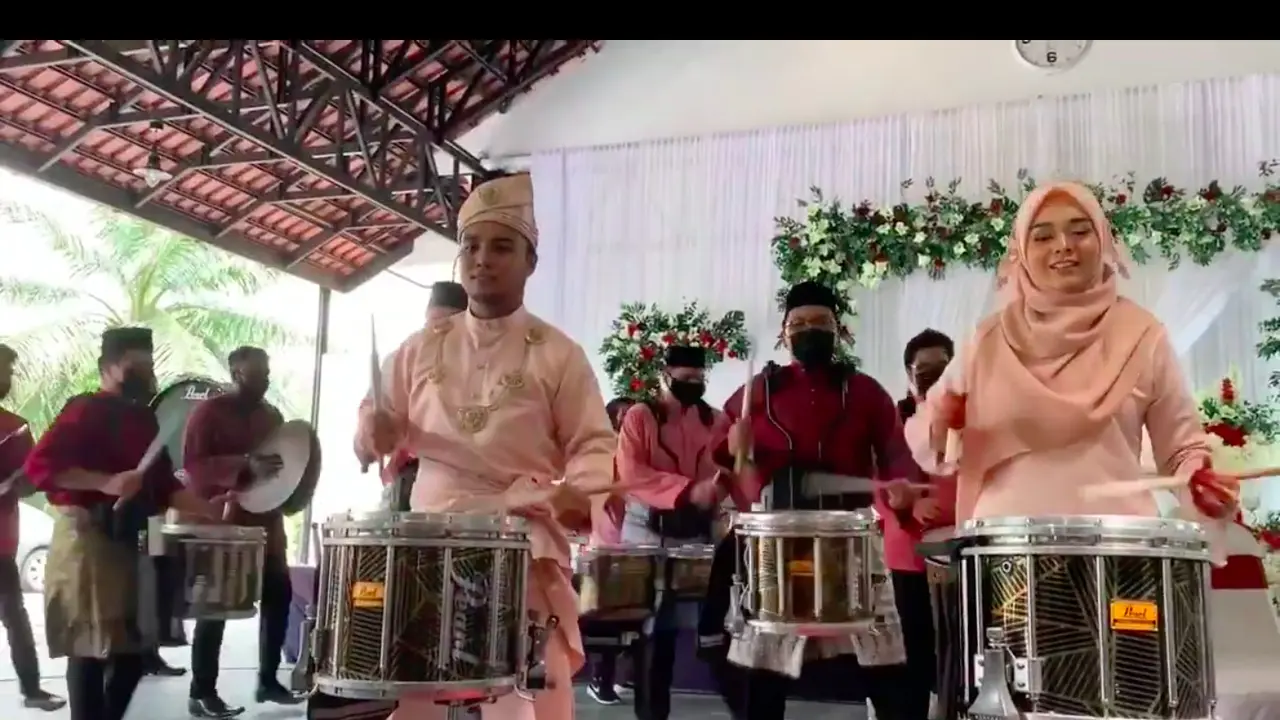 Usai Akad Nikah, Pasangan Pengantin Ini Spontan Ikut Main Drum