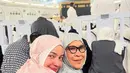 Dengan detail minimalis, ia tetap terlihat menawan meski dalam busana yang sederhana.  [@enzystoria]