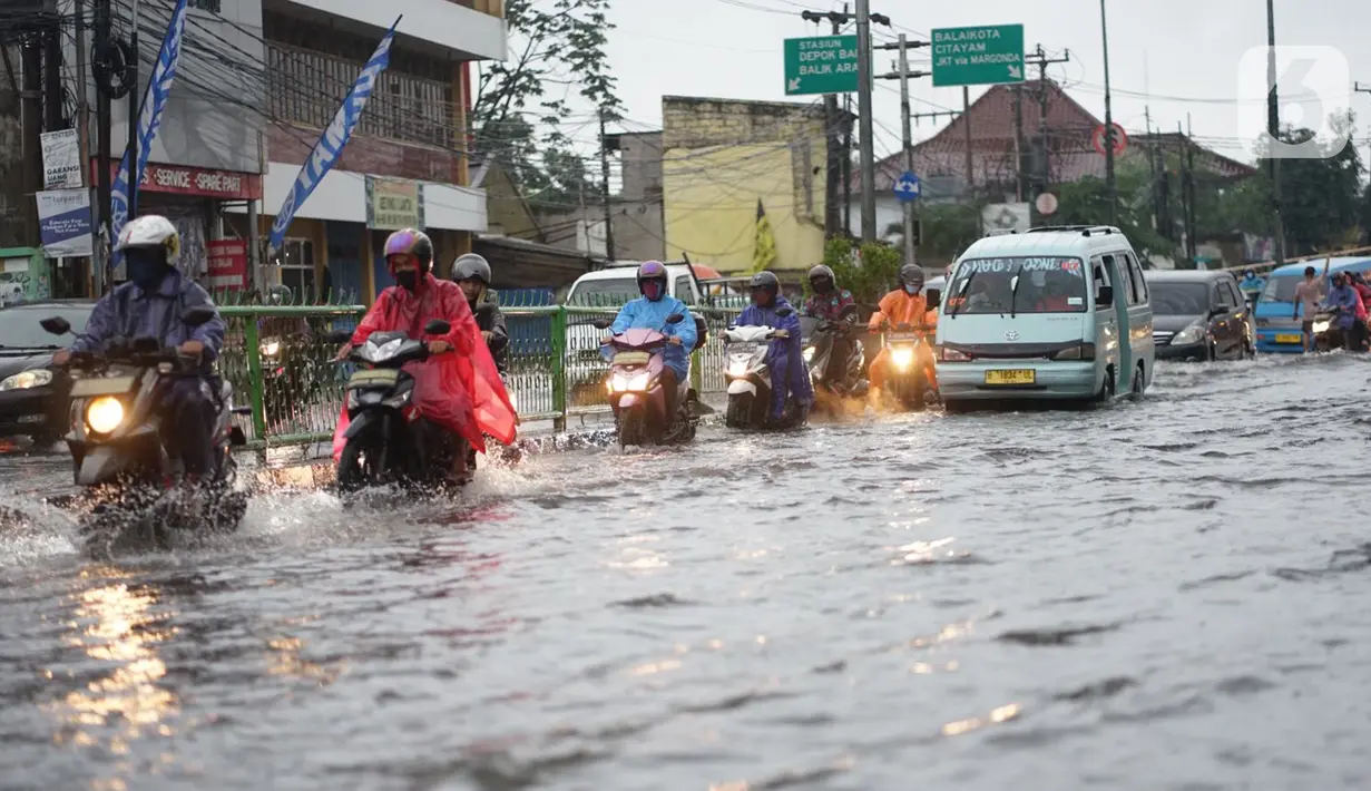 Pengendara motor berusaha menghindari banjir yang menggenangi Jalan Arif Rahman Hakim di Depok, Jawa Barat, Senin (18/5/2020). Sistem drainase buruk menjadi penyebab utama kawasan tersebut selalu tergenang banjir setiap hujan deras. (Liputan6.com/Immanuel Antonius)
